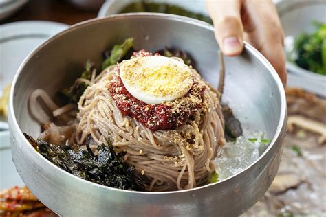 들기름막국수: 전통의 맛과 현대의 창의성이 만나는 요리